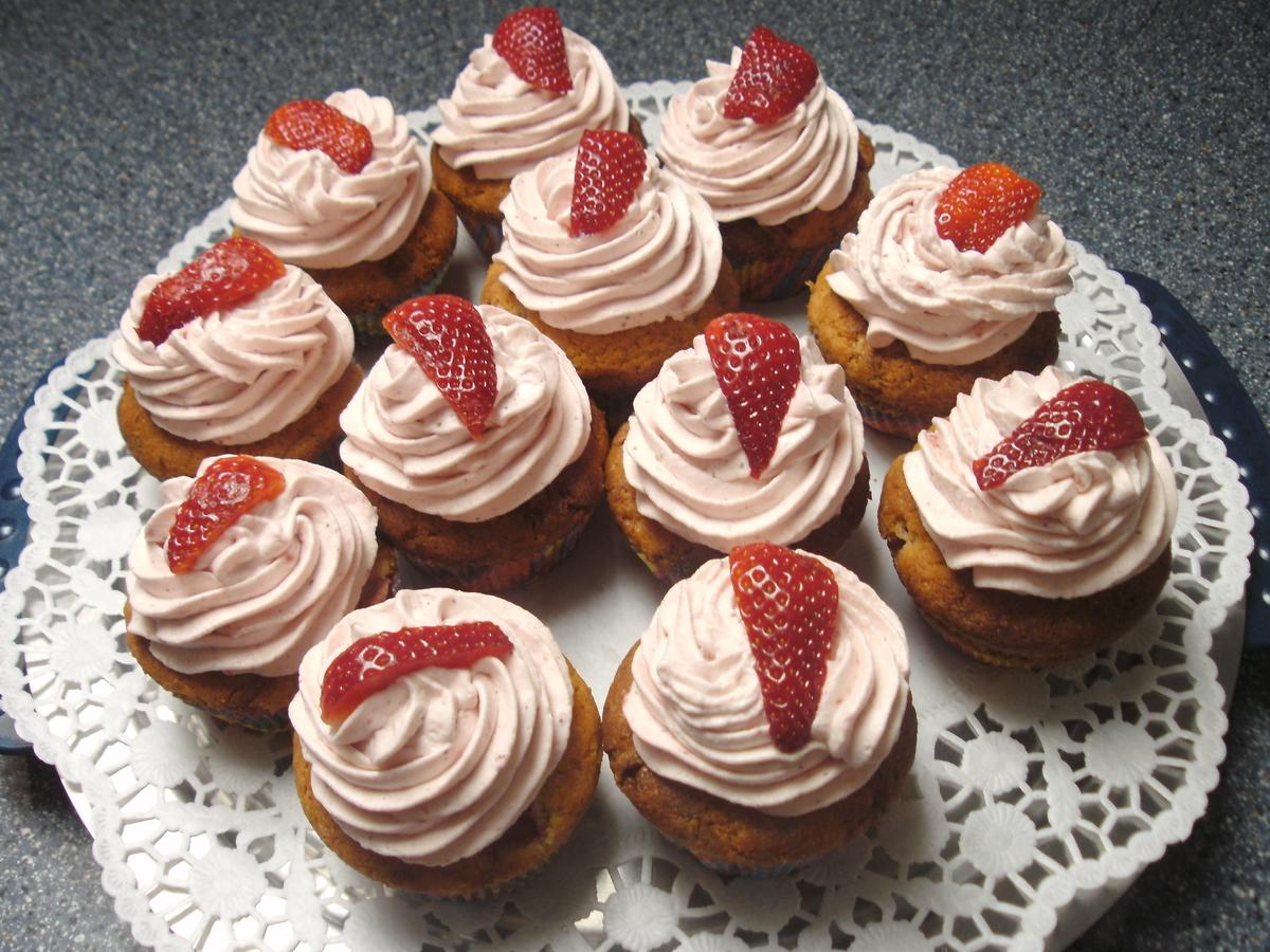 Erdbeer Cupcakes - Rezept mit Bild - kochbar.de