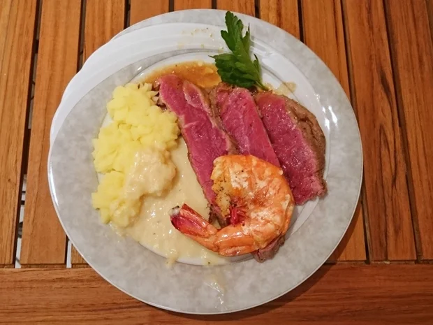 Rezept: Prime Rip Kings Cut mit Langusten Schwanz, Stampfkartoffeln, Bratensaft und Meerrettich Prime Rip Kings Cut mit Langusten Schwanz, Stampfkartoffeln, Bratensaft und Meerrettich - Rezept