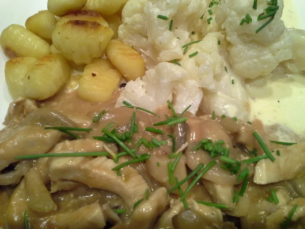Rezept: Putenfilet Gulasch mit Blumenkohl und Pilzsosse à la Biggi Bild Nr. 20 Putenfilet Gulasch mit Blumenkohl und Pilzsosse à la Biggi - Rezept - Bild Nr. 20