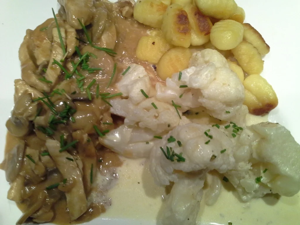 Rezept: Putenfilet Gulasch mit Blumenkohl und Pilzsosse à la Biggi Bild Nr. 21 Putenfilet Gulasch mit Blumenkohl und Pilzsosse à la Biggi - Rezept - Bild Nr. 21