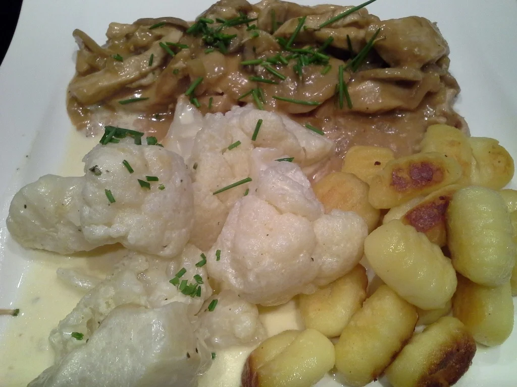 Rezept: Putenfilet Gulasch mit Blumenkohl und Pilzsosse à la Biggi Bild Nr. 22 Putenfilet Gulasch mit Blumenkohl und Pilzsosse à la Biggi - Rezept - Bild Nr. 22