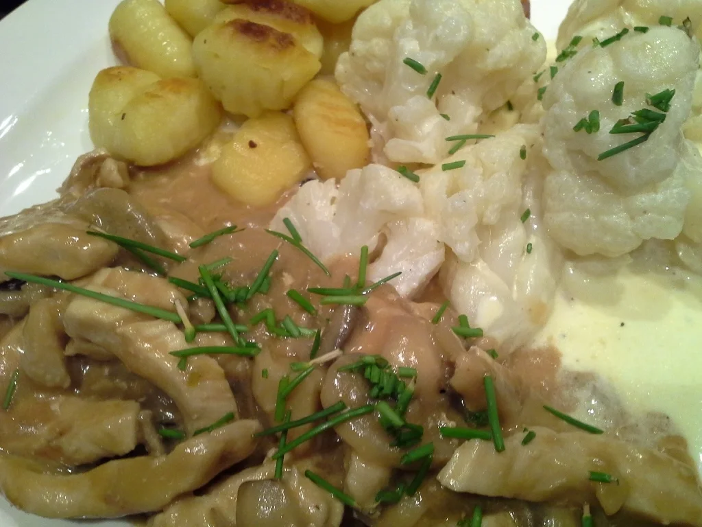 Rezept: Putenfilet Gulasch mit Blumenkohl und Pilzsosse à la Biggi Bild Nr. 23 Putenfilet Gulasch mit Blumenkohl und Pilzsosse à la Biggi - Rezept - Bild Nr. 23