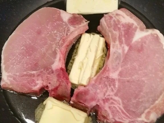 Stielkottelet mit Gemüsepfanne und Pistazien à la Biggi - Rezept