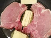 Stielkottelet mit Gemüsepfanne und Pistazien à la Biggi - Rezept