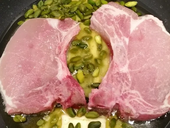 Stielkottelet mit Gemüsepfanne und Pistazien à la Biggi - Rezept - Bild Nr. 4