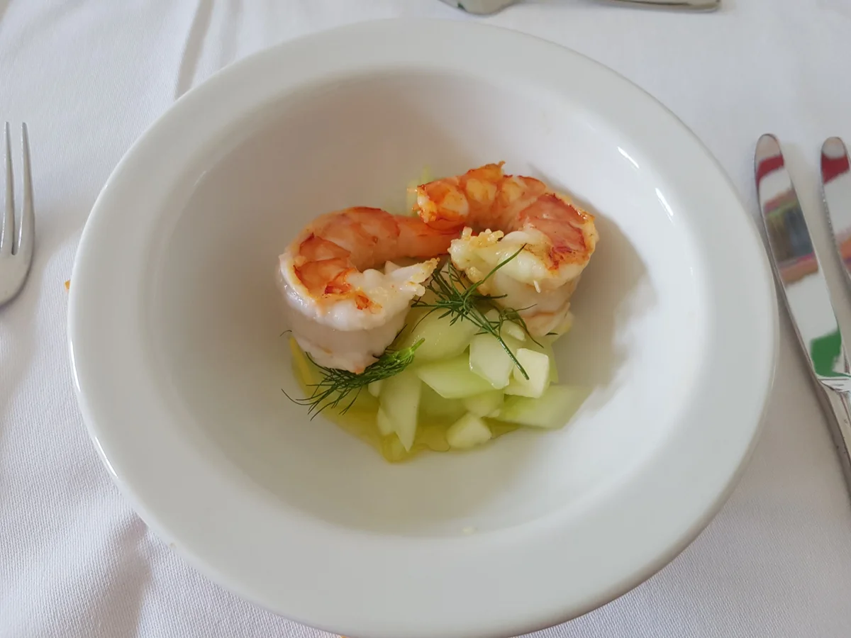 Geflämmte Bayrische Garnele auf Gurken-Apfelsalat und geeistem Leindotteröl - Rezept - Bild Nr. 2