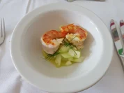 Geflämmte Bayrische Garnele auf Gurken-Apfelsalat und geeistem Leindotteröl - Rezept - Bild Nr. 2