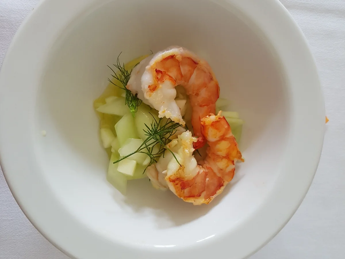 Geflämmte Bayrische Garnele auf Gurken-Apfelsalat und geeistem Leindotteröl - Rezept - Bild Nr. 3