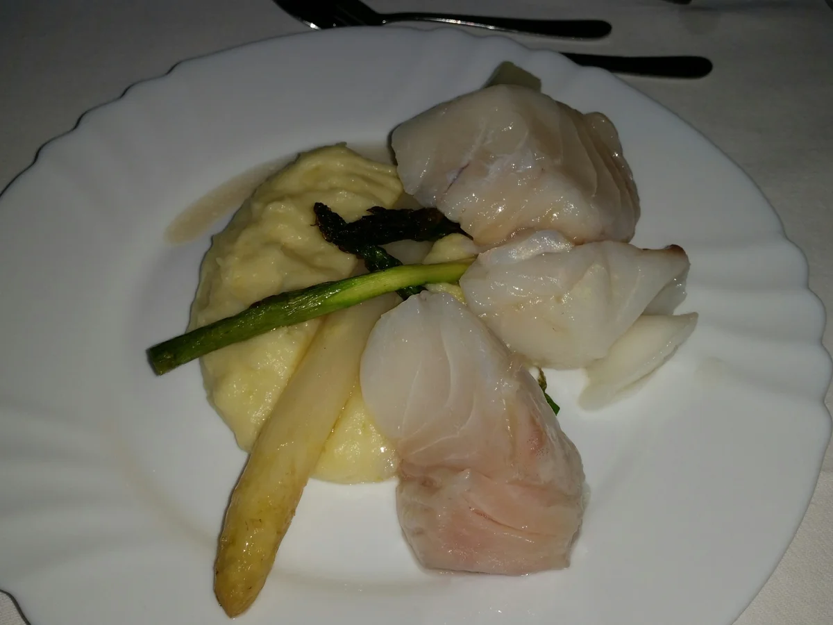 Zitronengraskabeljau auf Assemblage von grünem und weißen Spargel  und Spargelsauce - Rezept