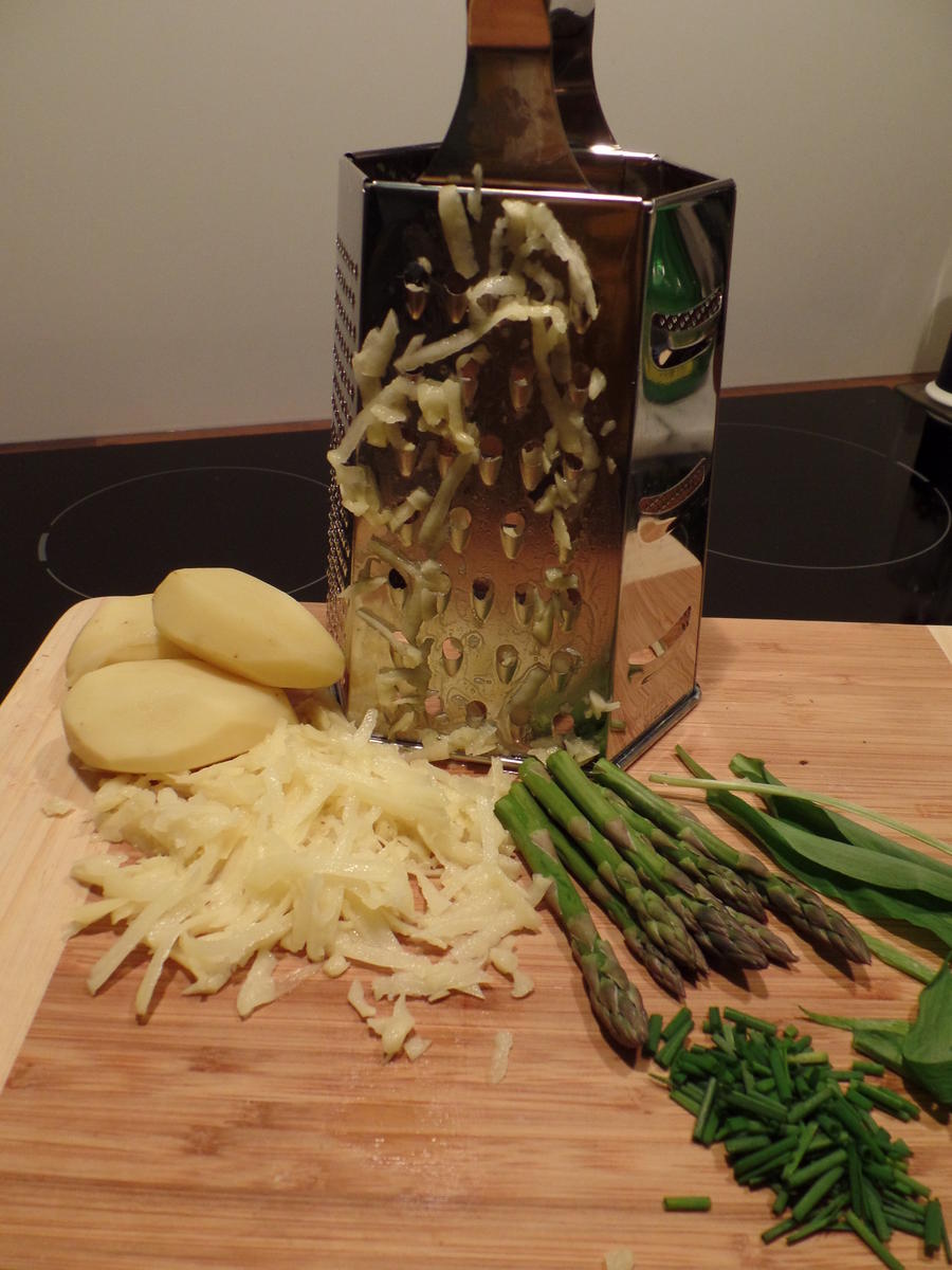 Bärlauch-Kartoffel-Puffer mit gegrilltem Zander und grünen Spargelspitzen - Rezept - Bild Nr. 3