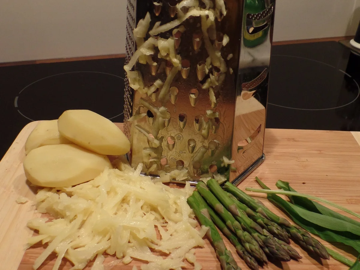 Bärlauch-Kartoffel-Puffer mit gegrilltem Zander und grünen Spargelspitzen - Rezept - Bild Nr. 3