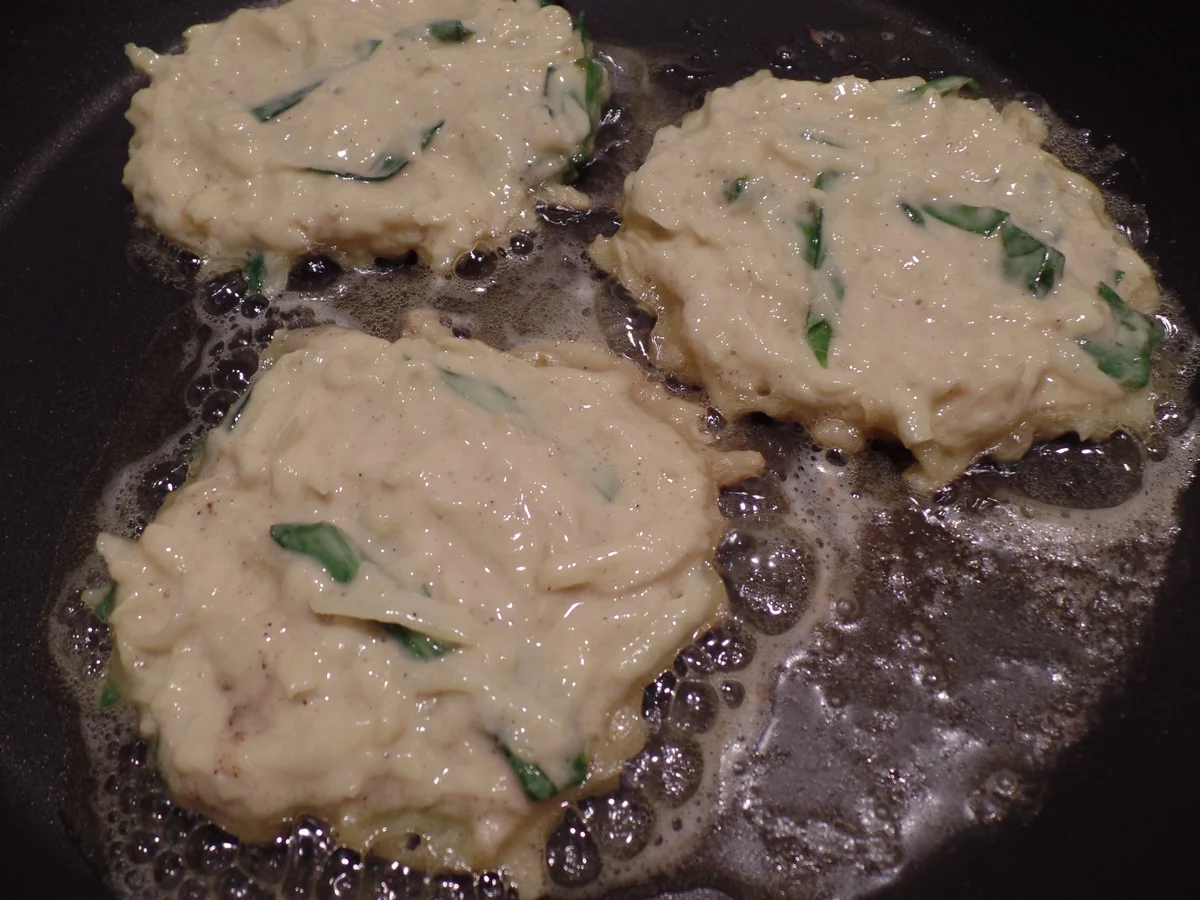 Bärlauch-Kartoffel-Puffer mit gegrilltem Zander und grünen Spargelspitzen - Rezept - Bild Nr. 6
