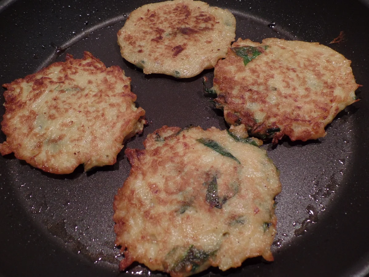 Bärlauch-Kartoffel-Puffer mit gegrilltem Zander und grünen Spargelspitzen - Rezept - Bild Nr. 7