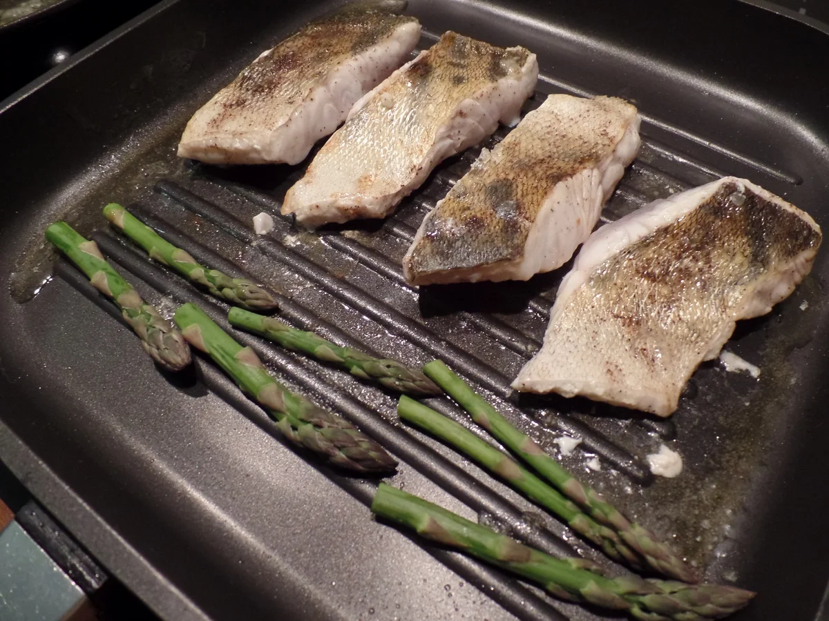 Bärlauch-Kartoffel-Puffer mit gegrilltem Zander und grünen Spargelspitzen - Rezept - Bild Nr. 10