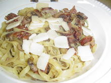 Tagilatelle mit Pilzen,Speck,Peperoncini und Parmesan in Scheibchen - Rezept