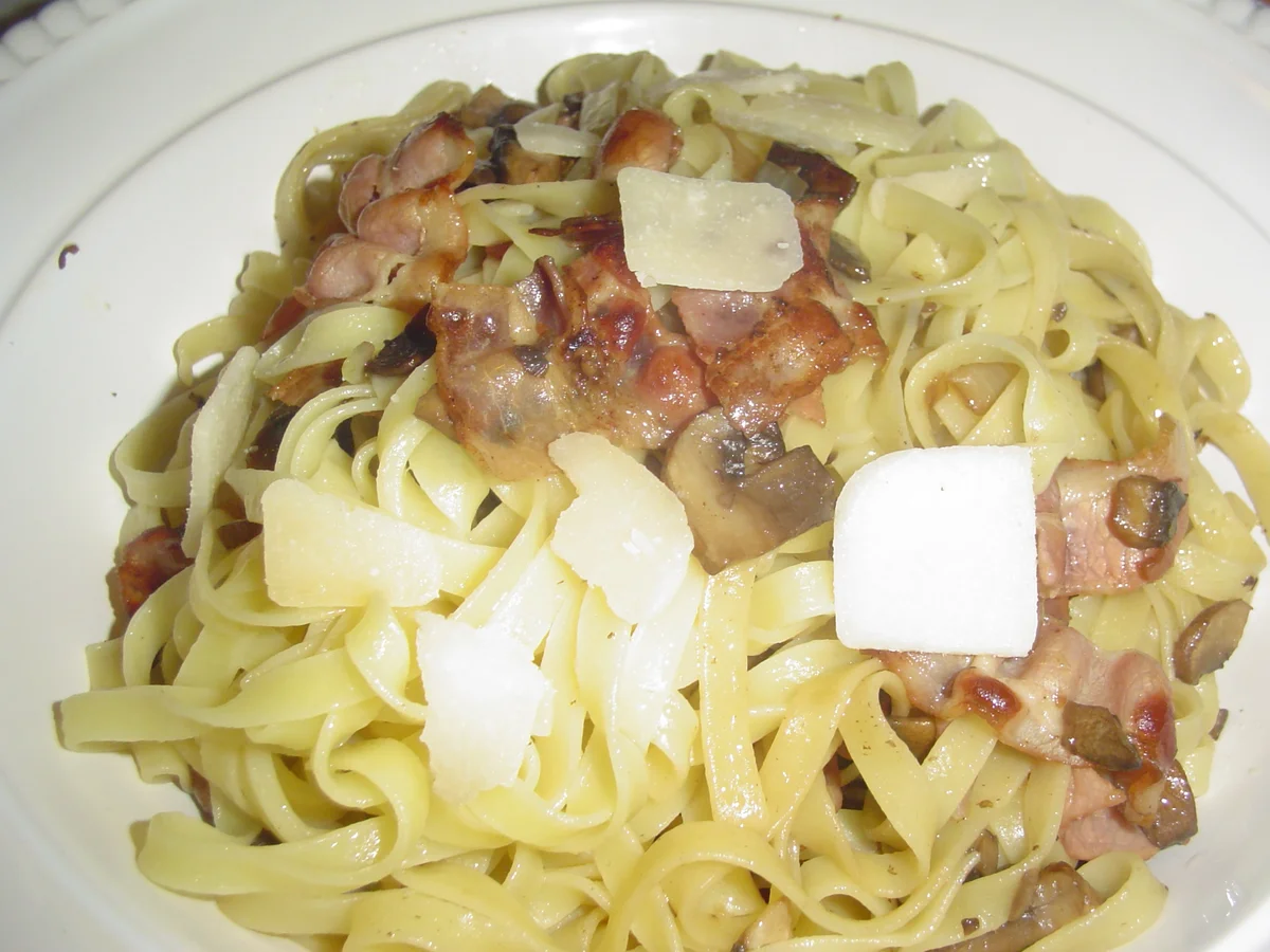 Tagilatelle mit Pilzen,Speck,Peperoncini und Parmesan in Scheibchen - Rezept - Bild Nr. 2