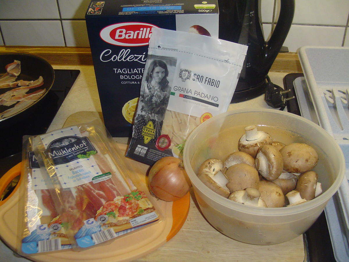 Tagilatelle mit Pilzen,Speck,Peperoncini und Parmesan in Scheibchen - Rezept - Bild Nr. 3