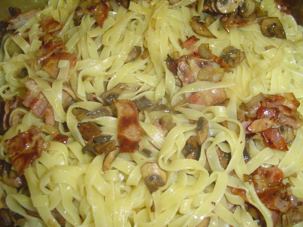 Tagilatelle mit Pilzen,Speck,Peperoncini und Parmesan in Scheibchen - Rezept - Bild Nr. 15