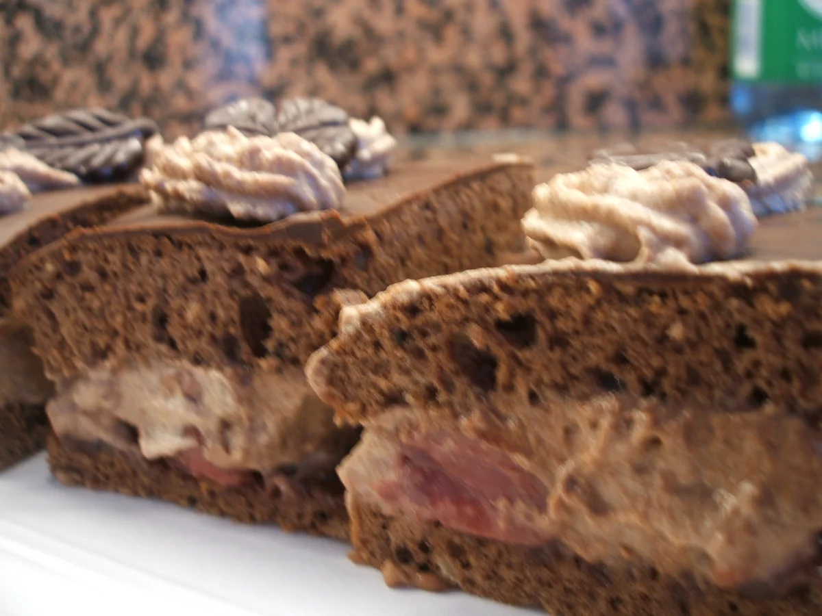 Backen: Schokosahne-Kirsch-Schnitten - Rezept