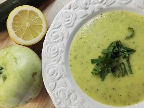 Rezept: Kohhlrabi-Zucchini-Kokossuppe Kohhlrabi-Zucchini-Kokossuppe - Rezept