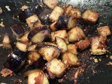 Rezept: Würzige Auberginen aus dem Wok Bild Nr. 2 Würzige Auberginen aus dem Wok - Rezept - Bild Nr. 2