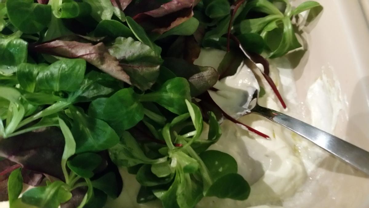 Gemischter Salat mit Käse Creme Dressing - Rezept