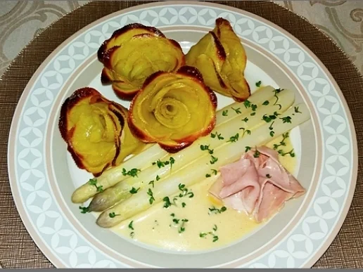 Spargeln, Kartoffel-Rosen, Prager Schinken und  Sauce Hollandaise - Rezept
