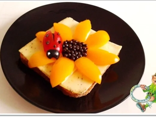Glücksbringer –Toastbrot mit Käse, Paprika, Papayakernen und  Marienkäfer - Rezept