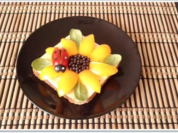 Glücksbringer –Toastbrot mit Käse, Paprika, Papayakernen und  Marienkäfer - Rezept - Bild Nr. 2