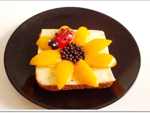 Glücksbringer –Toastbrot mit Käse, Paprika, Papayakernen und  Marienkäfer - Rezept - Bild Nr. 3