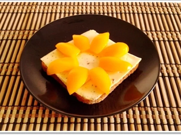 Glücksbringer –Toastbrot mit Käse, Paprika, Papayakernen und  Marienkäfer - Rezept - Bild Nr. 12