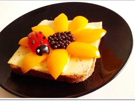 Glücksbringer –Toastbrot mit Käse, Paprika, Papayakernen und  Marienkäfer - Rezept - Bild Nr. 17