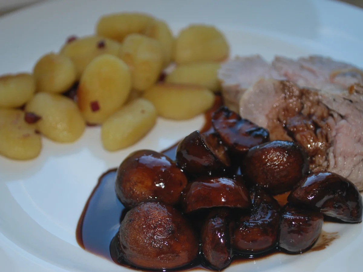 Rezept: Schweinefilet mit Portweinpilzen und gebratenen Gnocchis Schweinefilet mit Portweinpilzen und gebratenen Gnocchis - Rezept