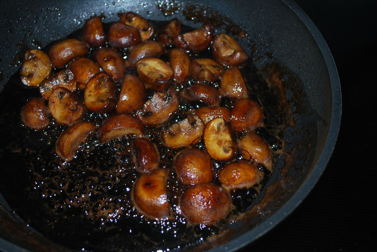 Schweinefilet mit Portweinpilzen und gebratenen Gnocchis - Rezept - Bild Nr. 2
