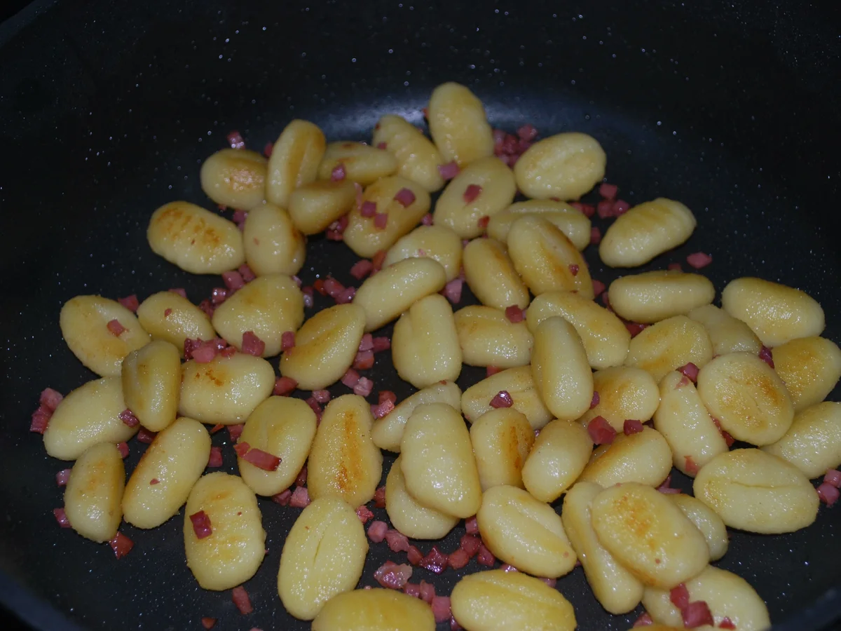 Rezept: Schweinefilet mit Portweinpilzen und gebratenen Gnocchis Bild Nr. 3 Schweinefilet mit Portweinpilzen und gebratenen Gnocchis - Rezept - Bild Nr. 3