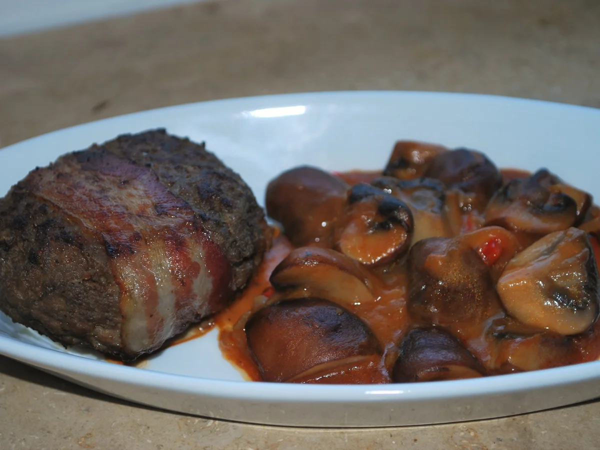 Frikadellen im Speckmantel mit der etwas anderen Jägersauce - Rezept