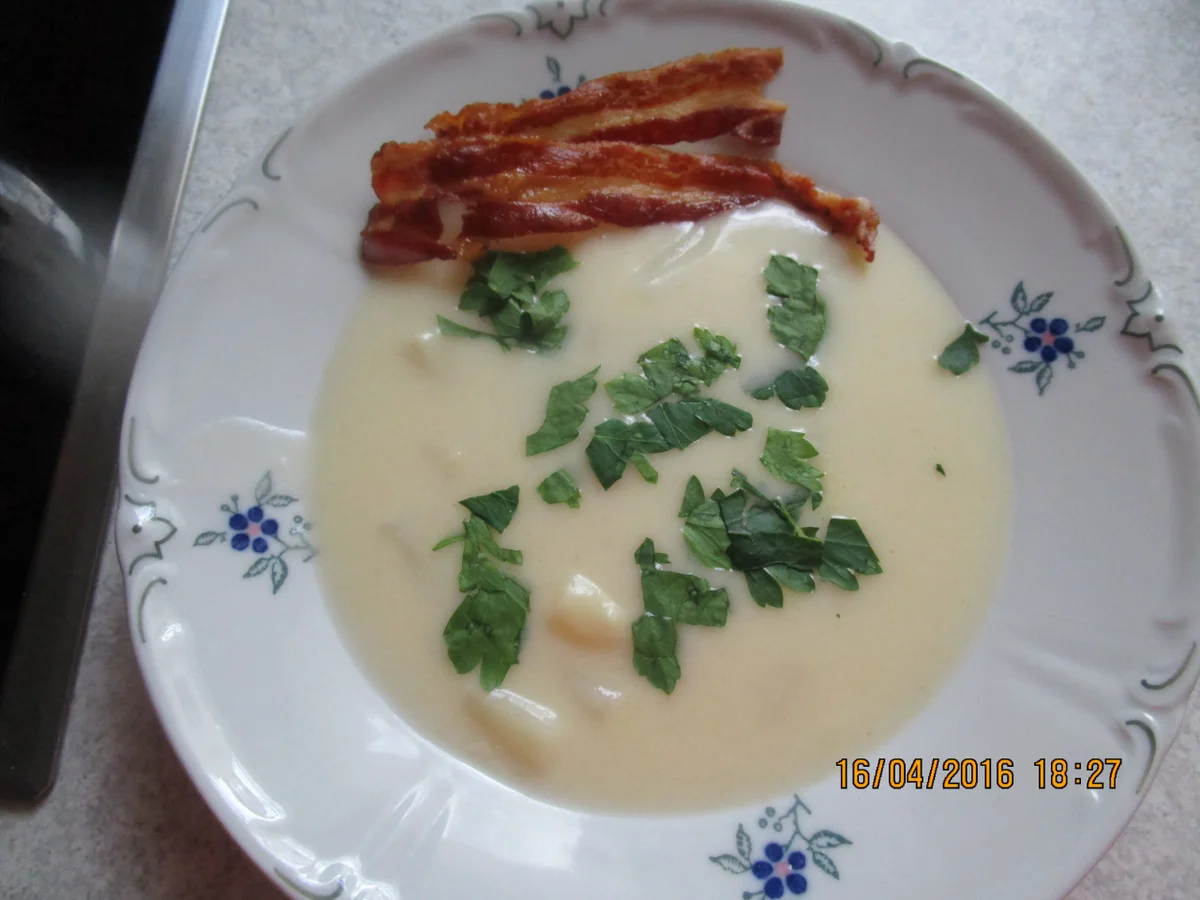 Rezept: Spargelcreme-Suppe mit Eierlikör Spargelcreme-Suppe mit Eierlikör - Rezept