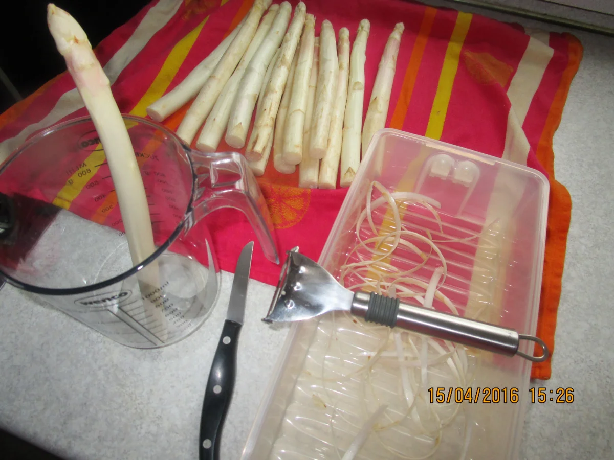 Rezept: Spargelcreme-Suppe mit Eierlikör Bild Nr. 4 Spargelcreme-Suppe mit Eierlikör - Rezept - Bild Nr. 4