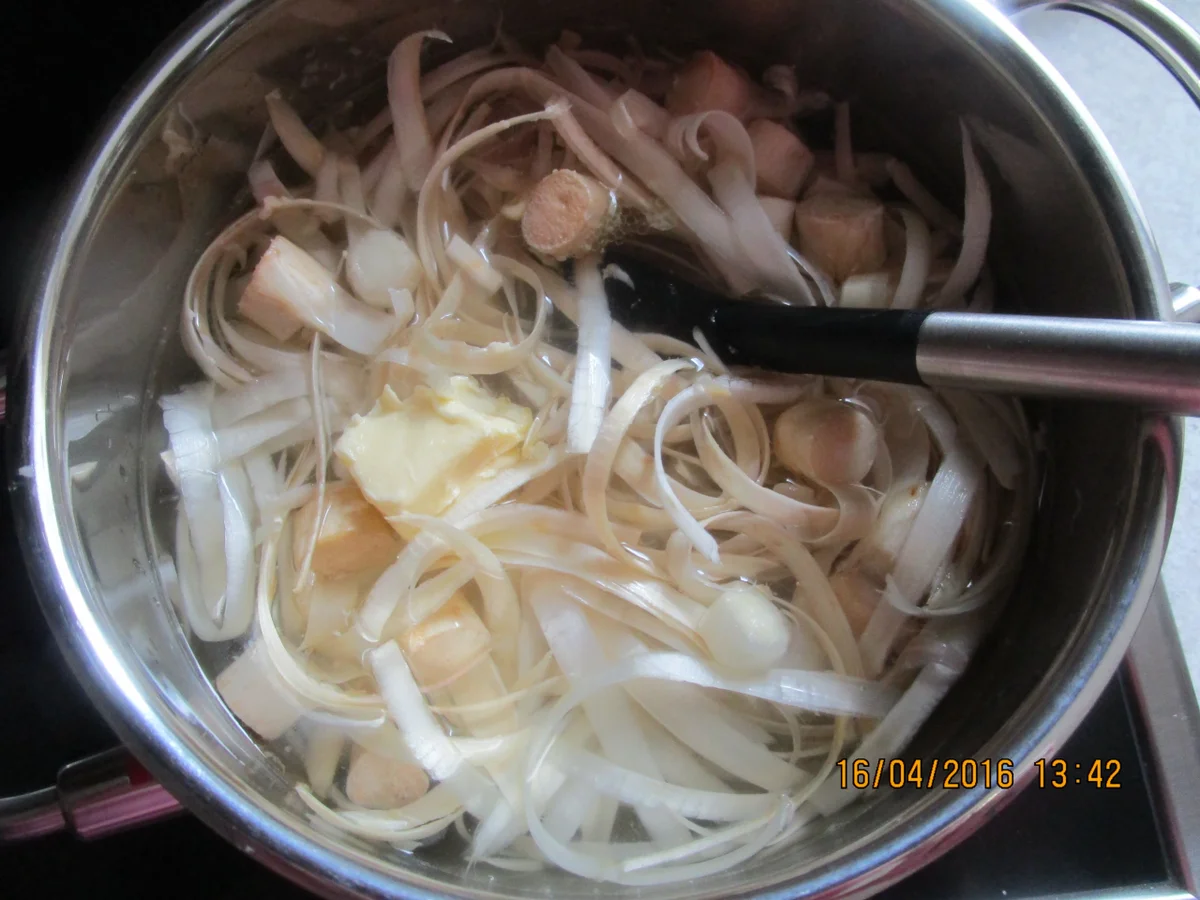 Rezept: Spargelcreme-Suppe mit Eierlikör Bild Nr. 6 Spargelcreme-Suppe mit Eierlikör - Rezept - Bild Nr. 6