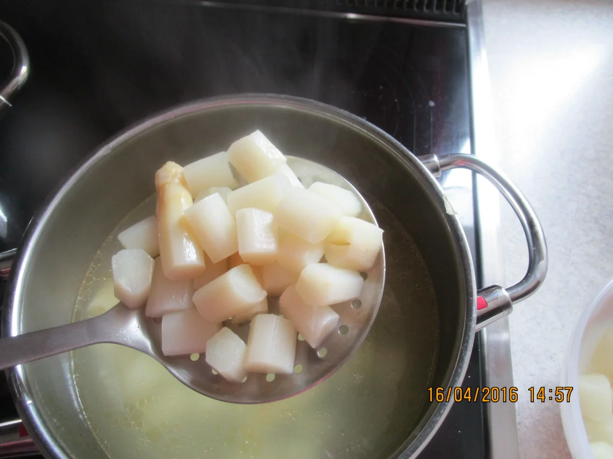 Rezept: Spargelcreme-Suppe mit Eierlikör Bild Nr. 10 Spargelcreme-Suppe mit Eierlikör - Rezept - Bild Nr. 10