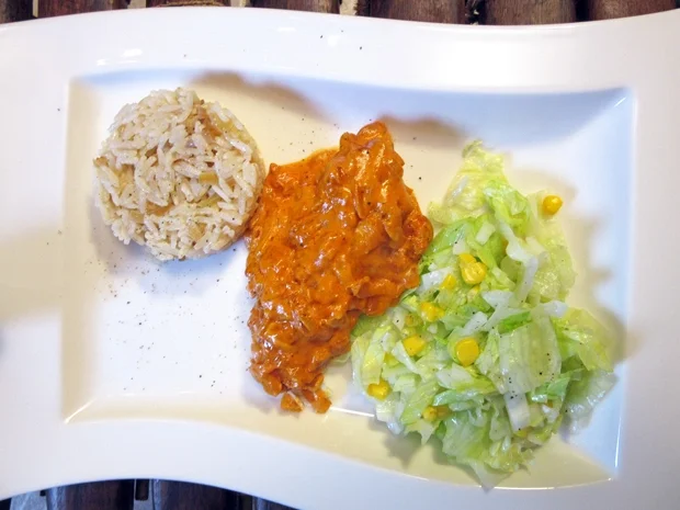 Hähnchenfilet nach westafrikanischer Art mit Zwiebelreis und Salat - Rezept