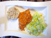 Hähnchenfilet nach westafrikanischer Art mit Zwiebelreis und Salat - Rezept