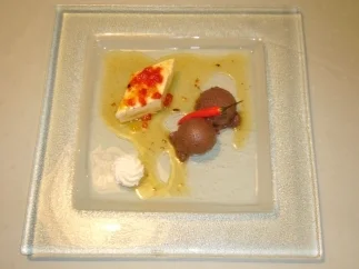 Rezept: Panna-Cotta-Törtchen mit Orangen-Paprika-Sugo und Teufelsmousse Panna-Cotta-Törtchen mit Orangen-Paprika-Sugo und Teufelsmousse - Rezept