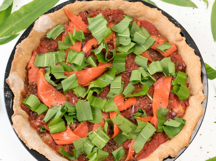 Dinkel - Bärlauch - Räucherlachs Pizza - Rezept - kochbar.de