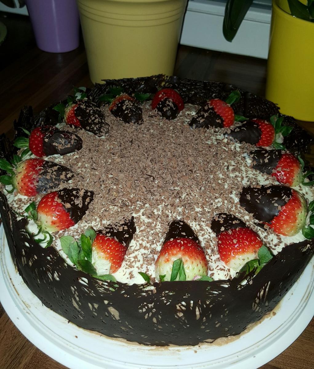 Schoko-Torte mit heller und dunkler Schoko-Creme mit Erdbeeren und dunklem Schokorand - Rezept