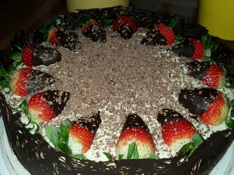 Schoko-Torte mit heller und dunkler Schoko-Creme mit Erdbeeren und dunklem Schokorand - Rezept