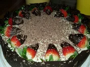 Schoko-Torte mit heller und dunkler Schoko-Creme mit Erdbeeren und dunklem Schokorand - Rezept