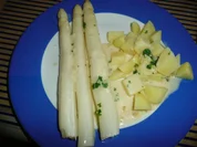 Spargel weiß mit heller Soße und Kartoffeln. - Rezept