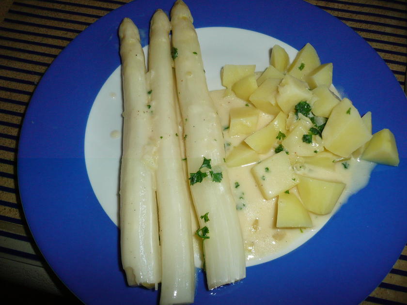 Spargel weiß mit heller Soße und Kartoffeln. - Rezept - kochbar.de