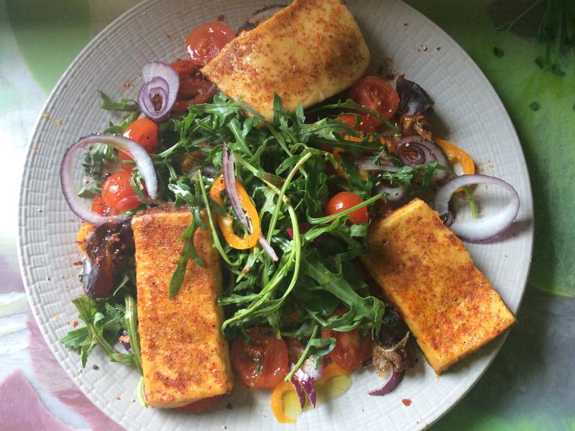 Marinierter Halloumi auf Rucolasalat - Rezept - kochbar.de